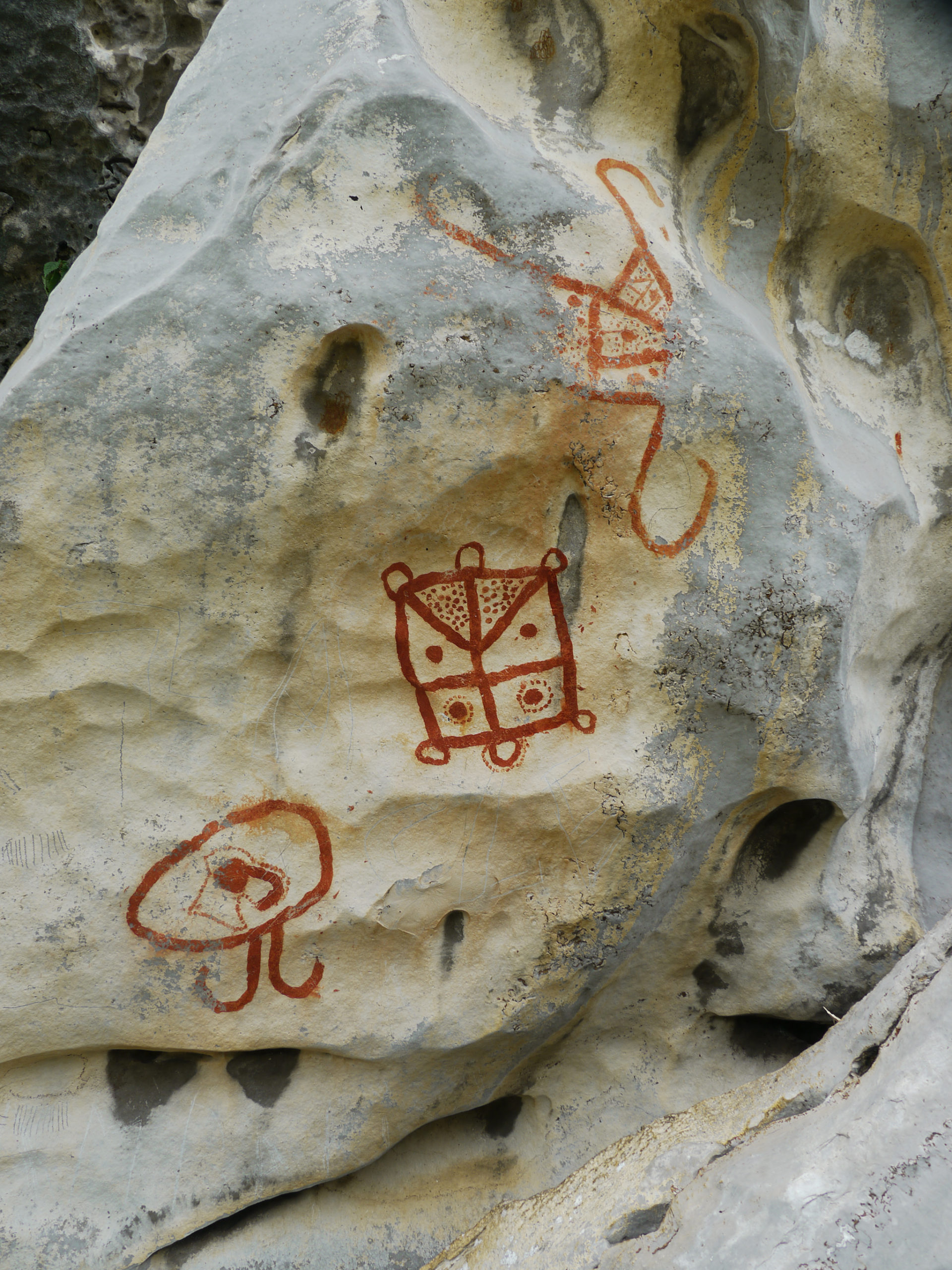 Motifs géométriques peints sur l’un des sites de Miangu.