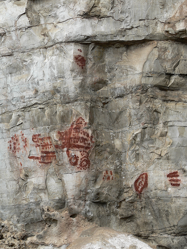 Peintures géométriques rouges de M’Bubulu. Ces peintures de M'Bubulu, réalisées avec des tracés digités, sont situées à plus de cinq mètres au-dessus du sol.