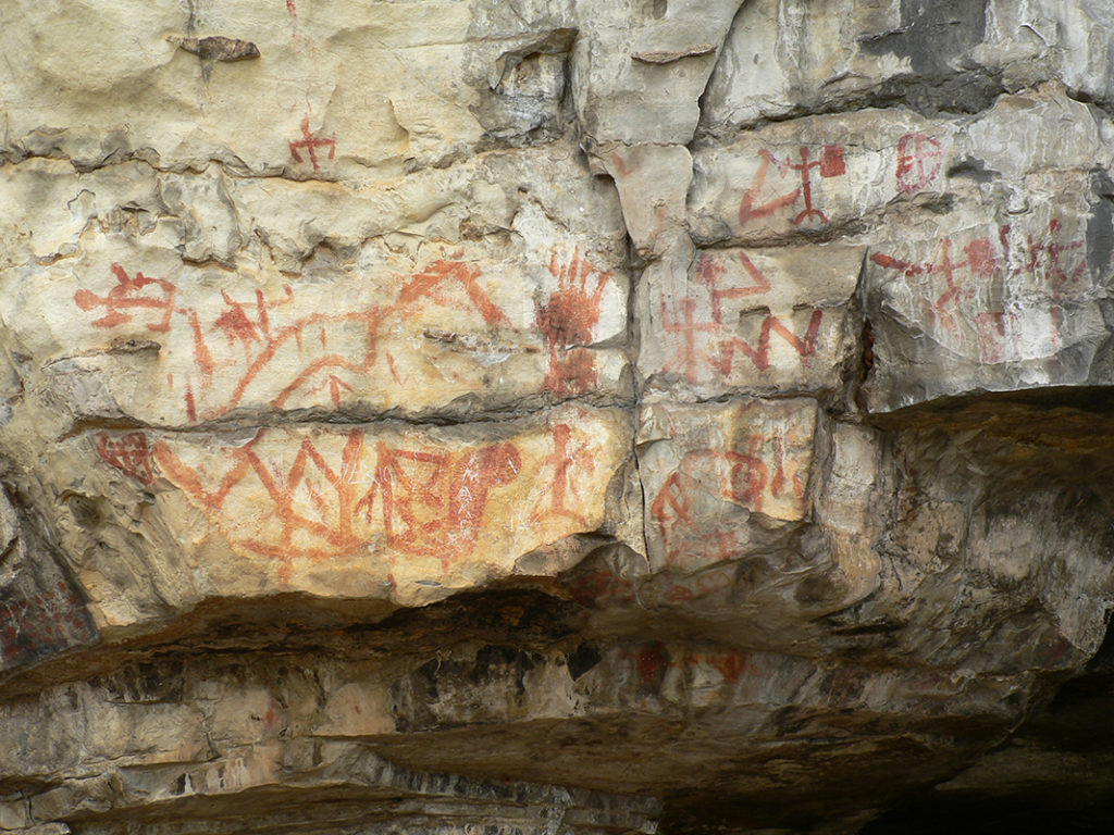 Peintures rouges sur l’un des sites de Mampakasa. 117 sites d’art rupestre (dont 20 grottes ornées) ont été inventoriés dans le massif de Lovo, ce qui représente plus de 5700 images rupestres.