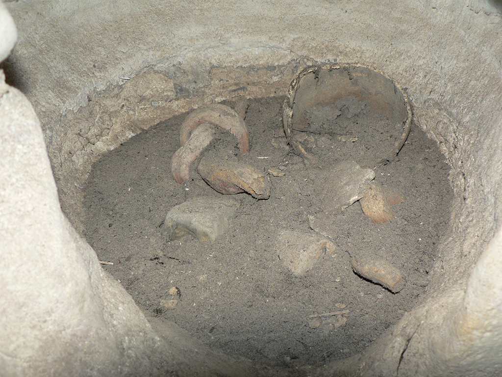 Nkisi découvert in situ dans la grotte ornée de Nkamba. Un nkisi est un objet magique à pouvoir médiateur. Les réceptacles auxquels s’appliquent ce terme sont des statuettes en bois sculptées, ou bien des poteries, des paniers, des cornes ou encore des coquilles par exemple.
