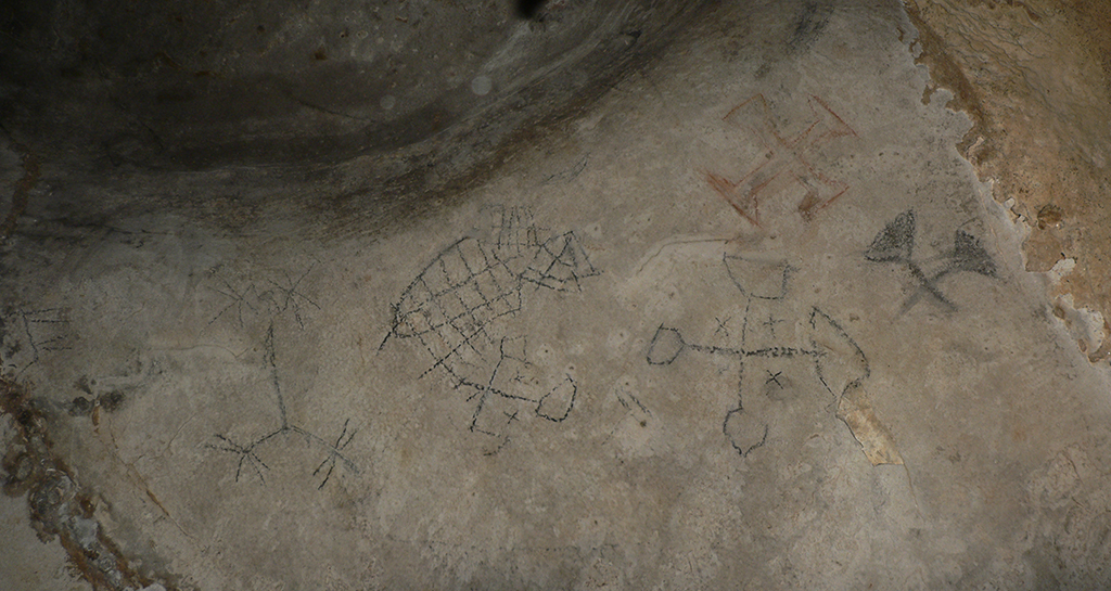 Croix associées à un lacertiforme, dans la grotte ornée de Ntadi-Ntadi.